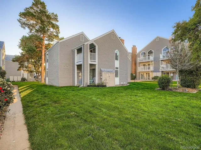 a view of a house with backyard and garden