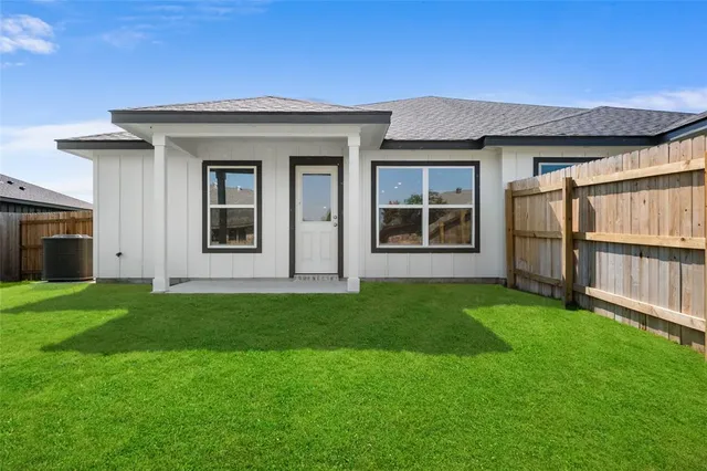 a view of a house with backyard and garden