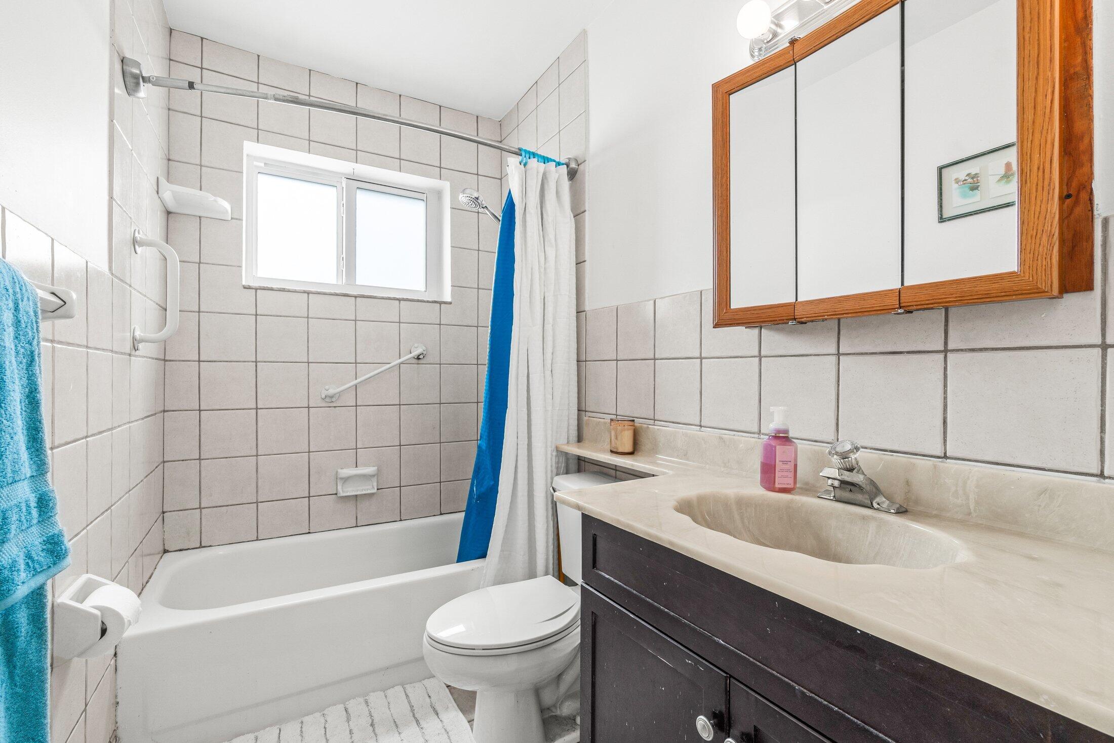 229 Southwest 5th Street Boca Raton, FL 33432 - Photo 18 of 24 Guest Bathroom