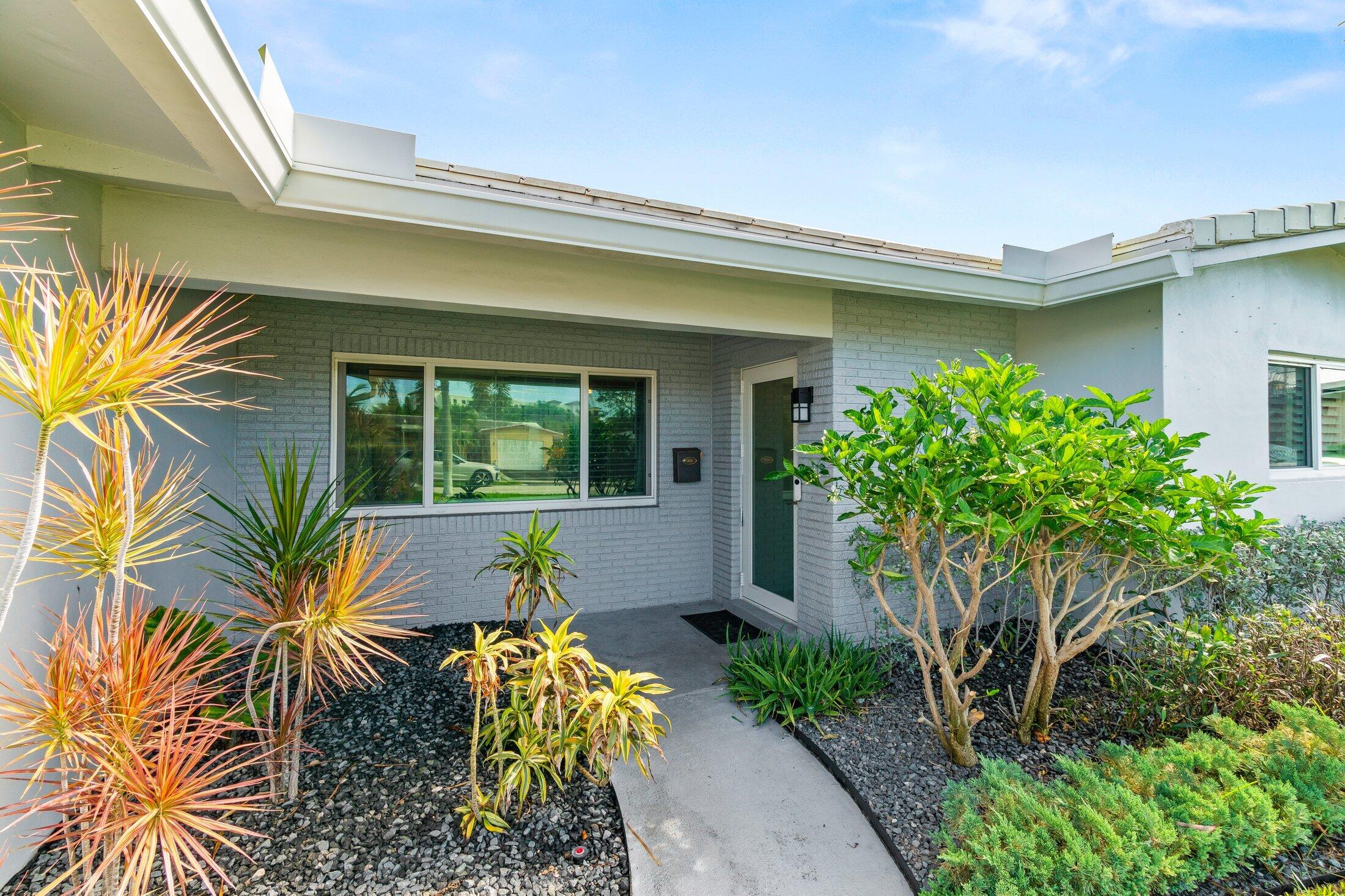 229 Southwest 5th Street Boca Raton, FL 33432 - Photo 3 of 24 Entry