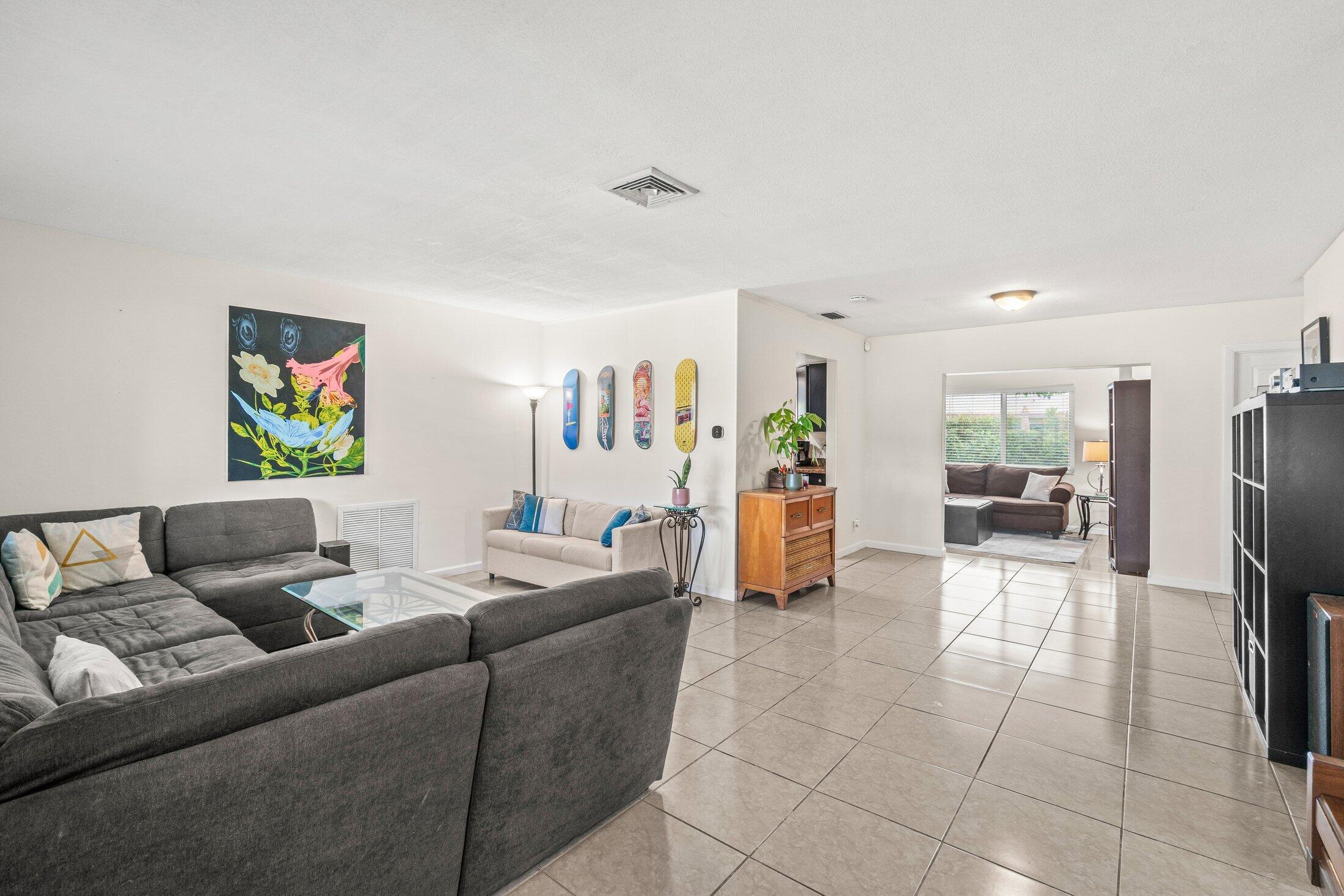 229 Southwest 5th Street Boca Raton, FL 33432 - Photo 5 of 24 Living room
