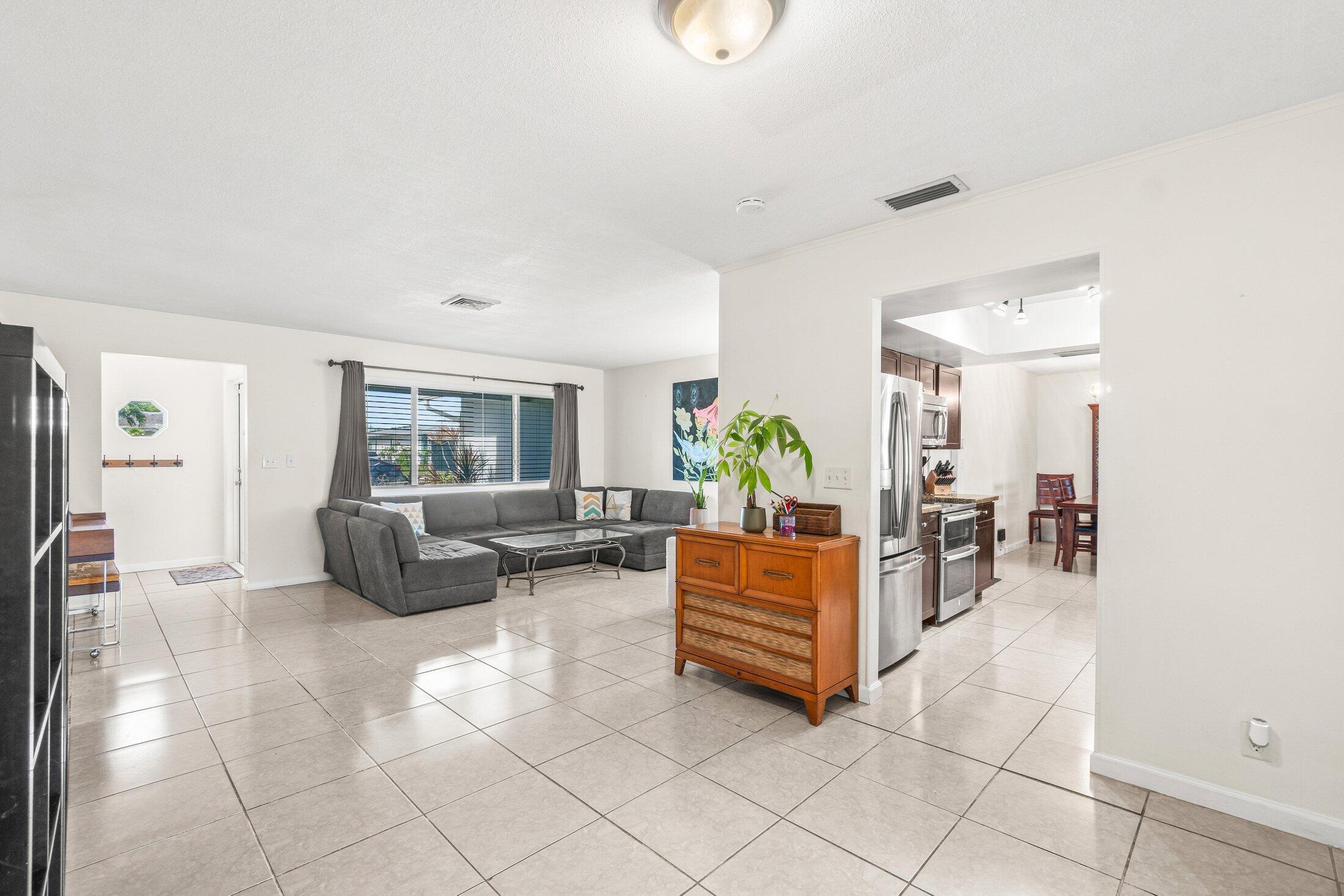 229 Southwest 5th Street Boca Raton, FL 33432 - Photo 7 of 24 Living room 3
