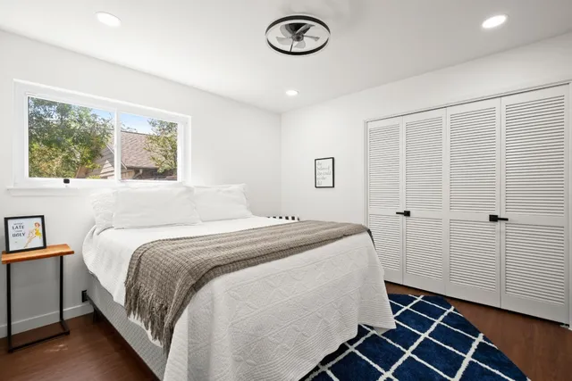 a en suite bathroom with a sink and a mirror