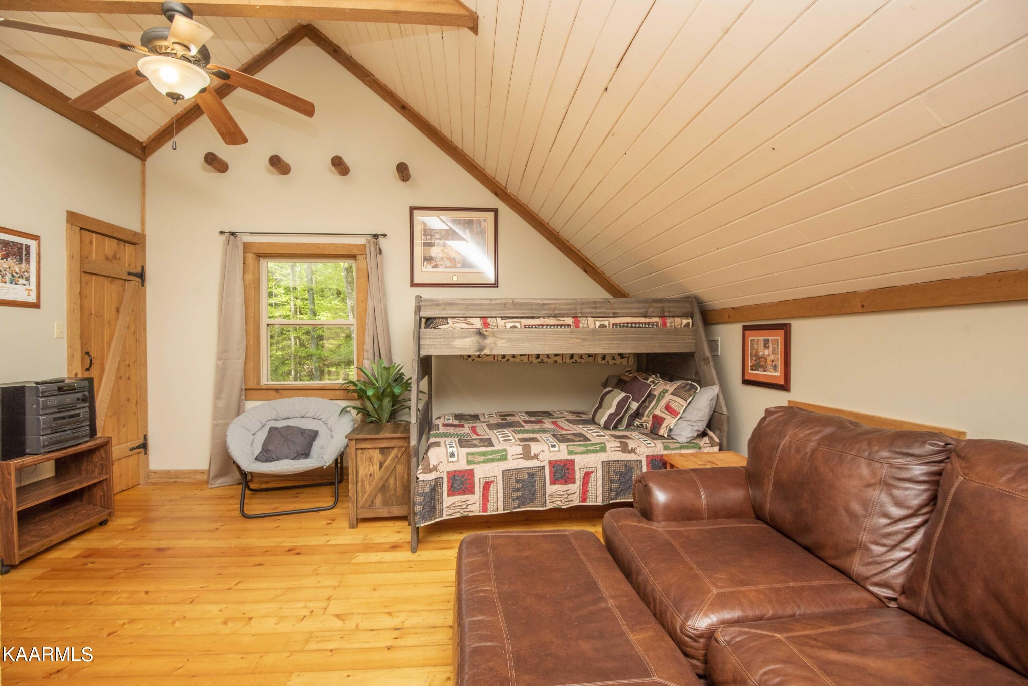 106 Club View Road Townsend, TN 37882 - Photo 29 of 55 a living room with furniture and a flat screen tv