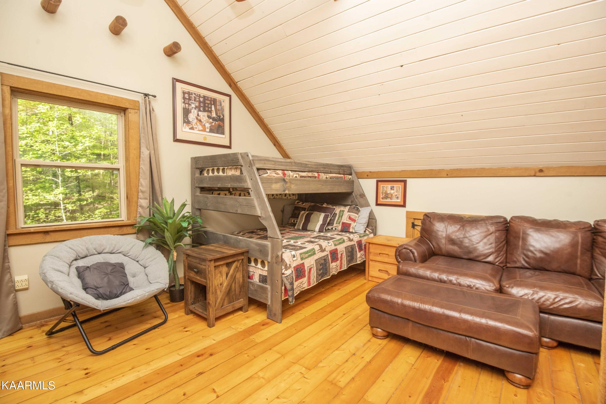 106 Club View Road Townsend, TN 37882 - Photo 30 of 55 a living room with furniture