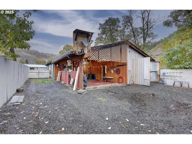 a view of a house with a backyard