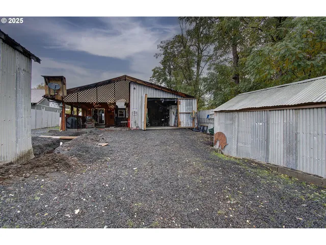 a view of a car garage of the house
