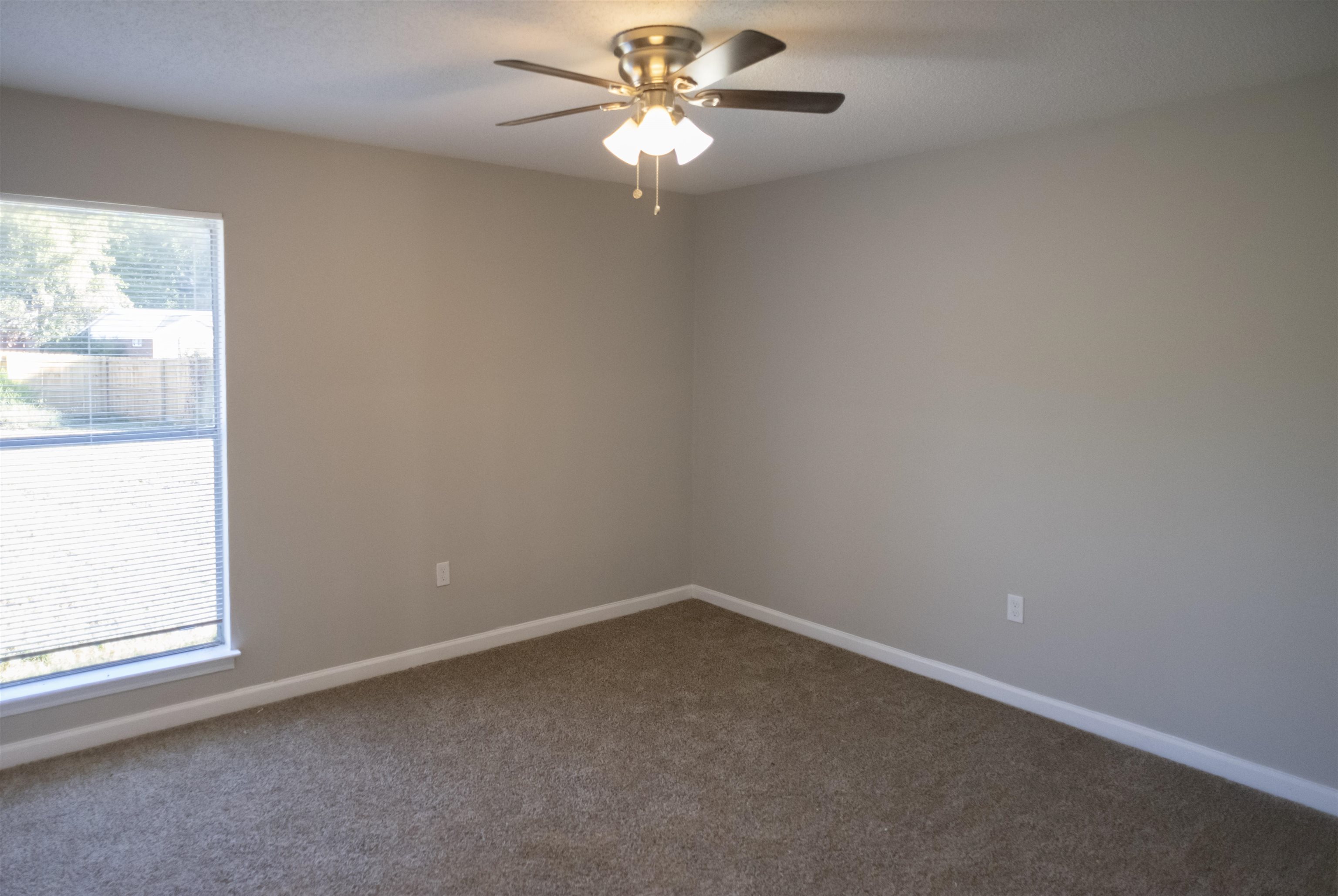 3346 Ridgemont Road Memphis, TN 38128 - Photo 2 of 12 a view of an empty room