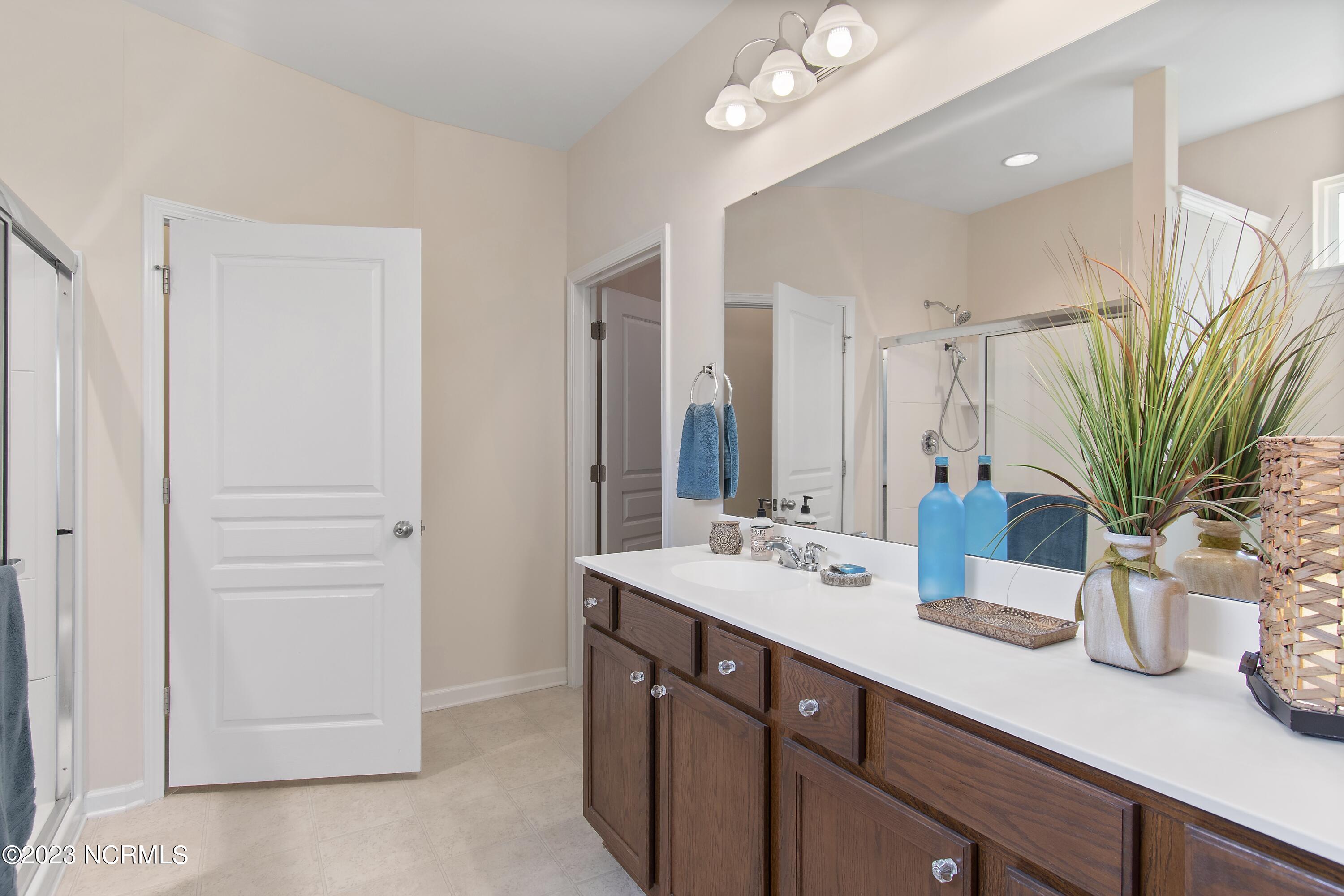 5202 Windlass Road Southport, NC 28461 - Photo 19 of 58 Master Bathroom