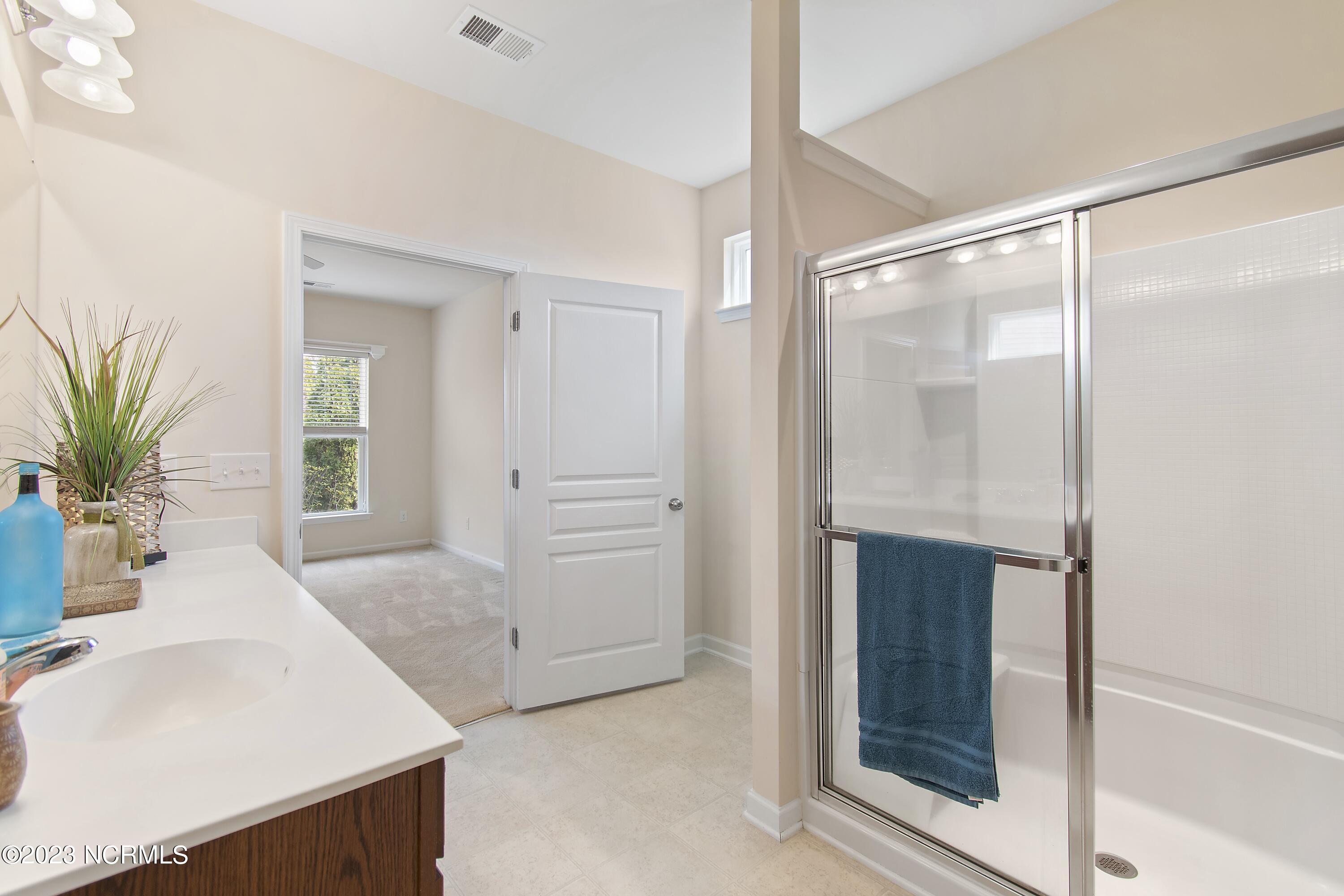 5202 Windlass Road Southport, NC 28461 - Photo 20 of 58 Master Bathroom