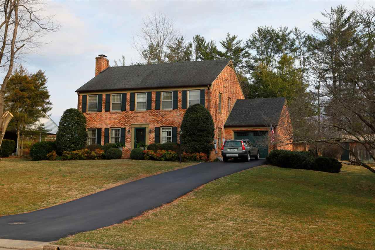 1424 Hollins Road Waynesboro, VA 22980 - Photo 3 of 50 Gallery Image 3