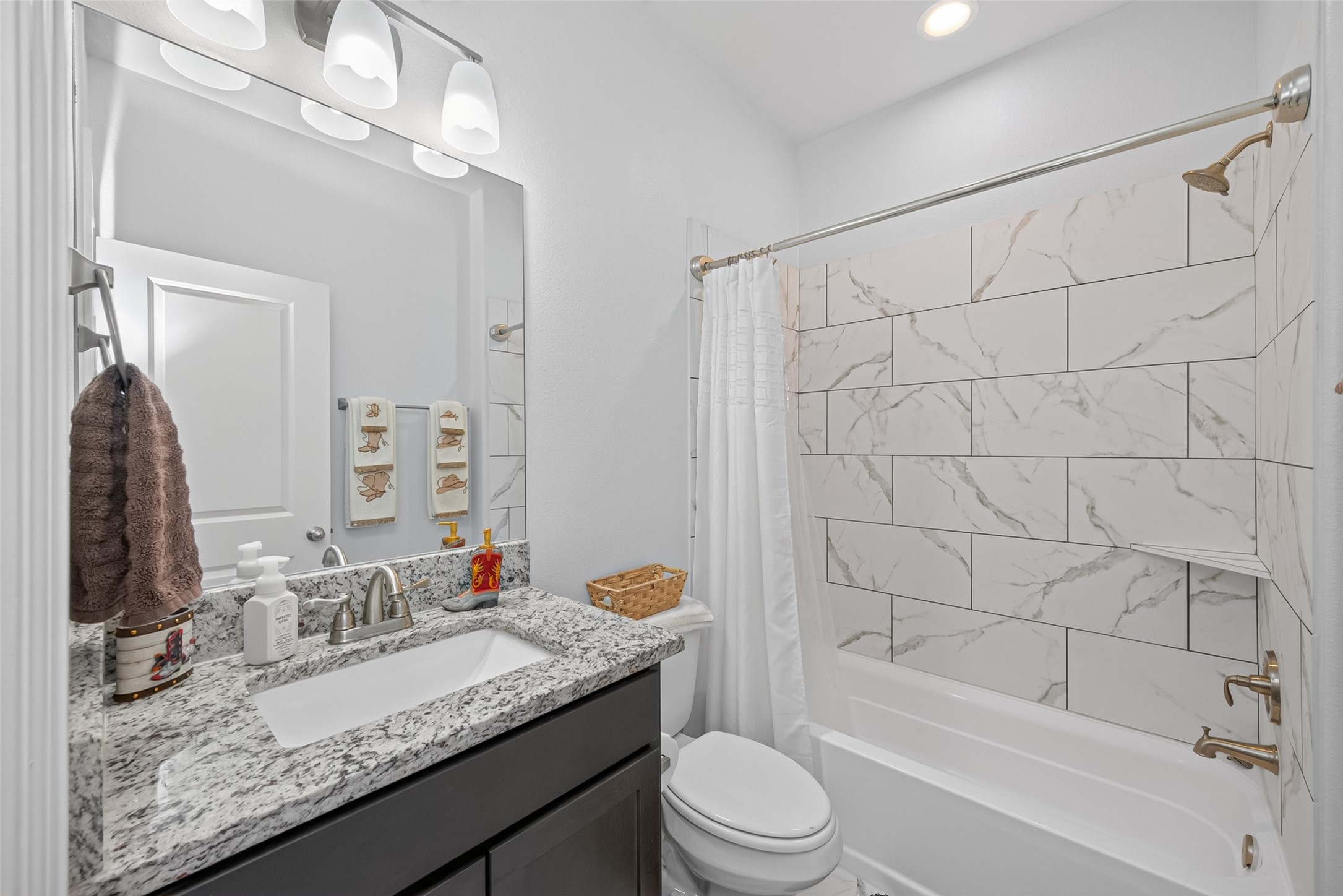 12324 North Chestnut Hills Road Conroe, TX 77303 - Photo 16 of 25 Spacious guest bathroom