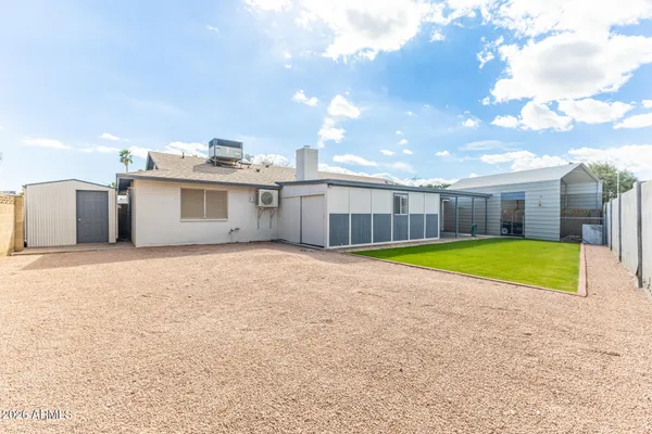 a view of a backyard