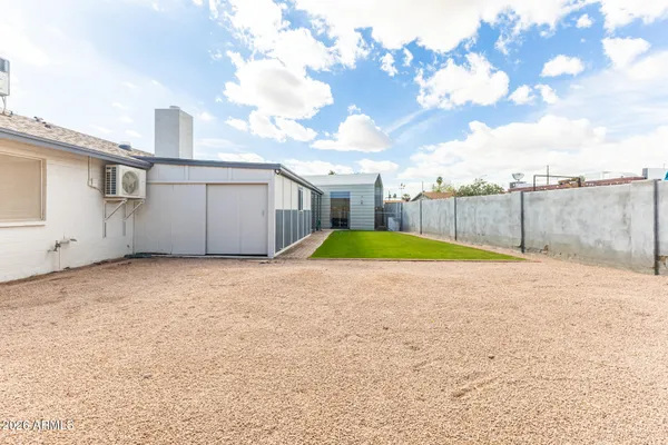 a view of a backyard