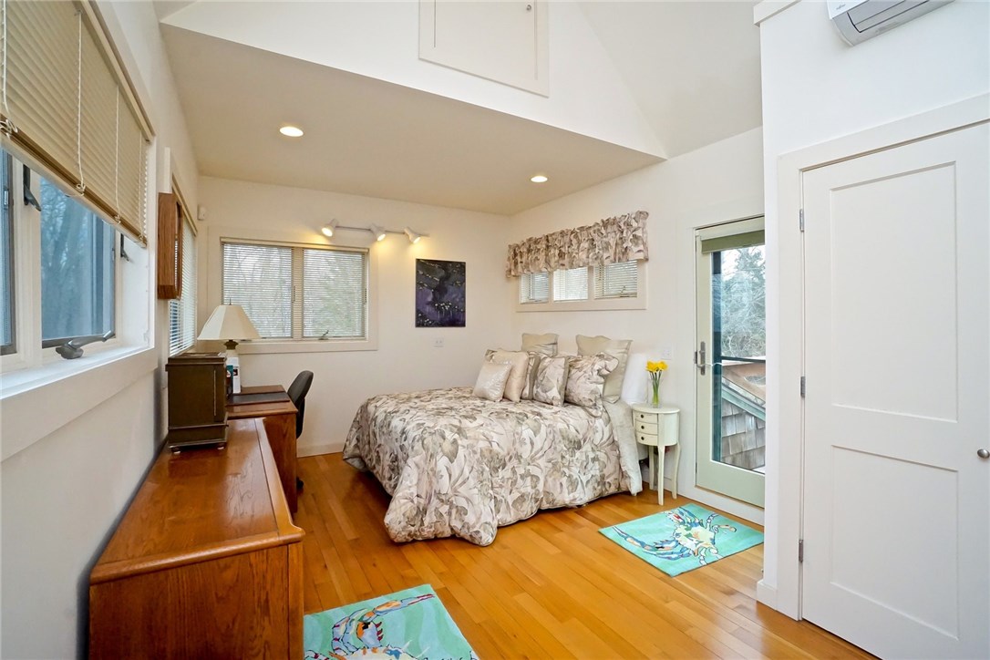 7 Ship Street Jamestown, RI 02835 - Photo 17 of 27 Guest en Suite is 17 x 12, with distant water views and its own deck!