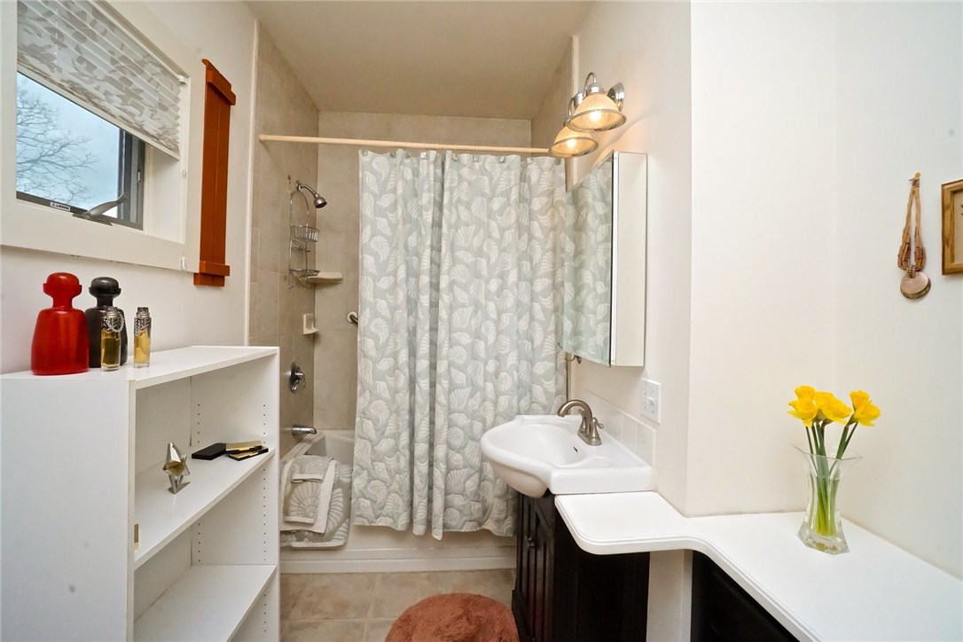 7 Ship Street Jamestown, RI 02835 - Photo 20 of 27 Second level full Bath, with Tub/Shower!