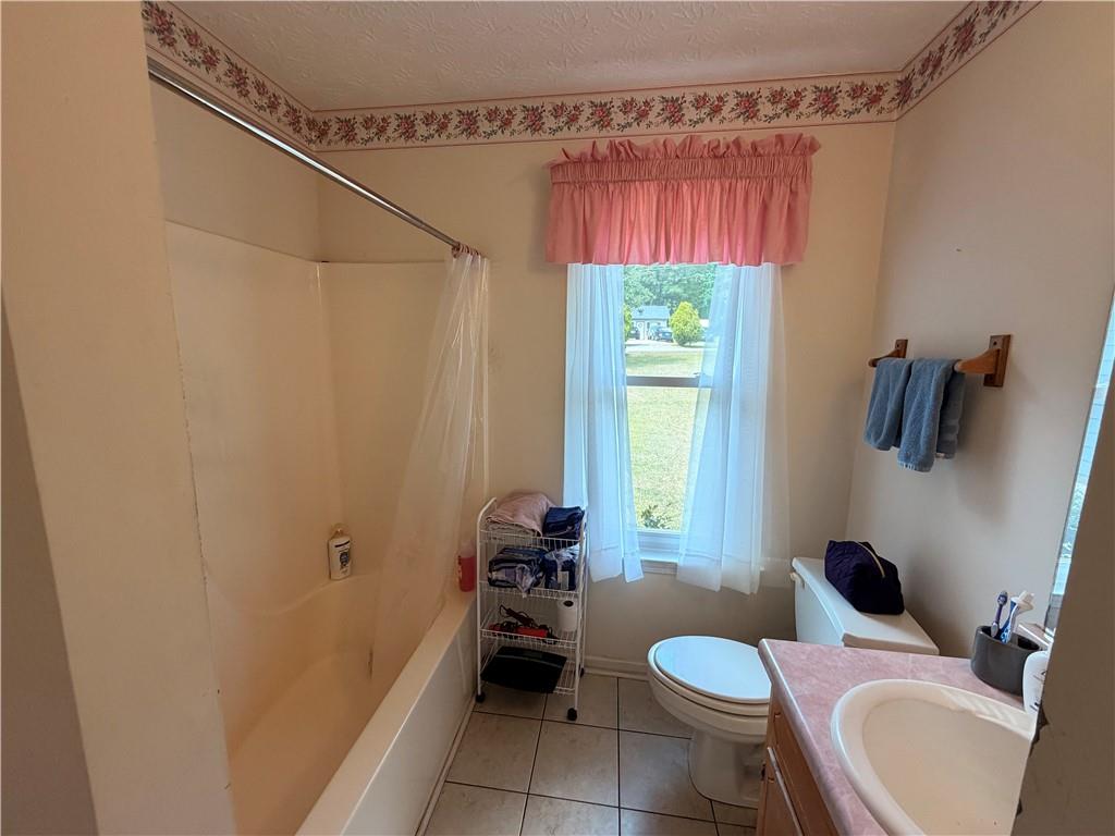 145 Stoneview Circle Covington, GA 30016 - Photo 26 of 41 a bathroom with a toilet sink and tub