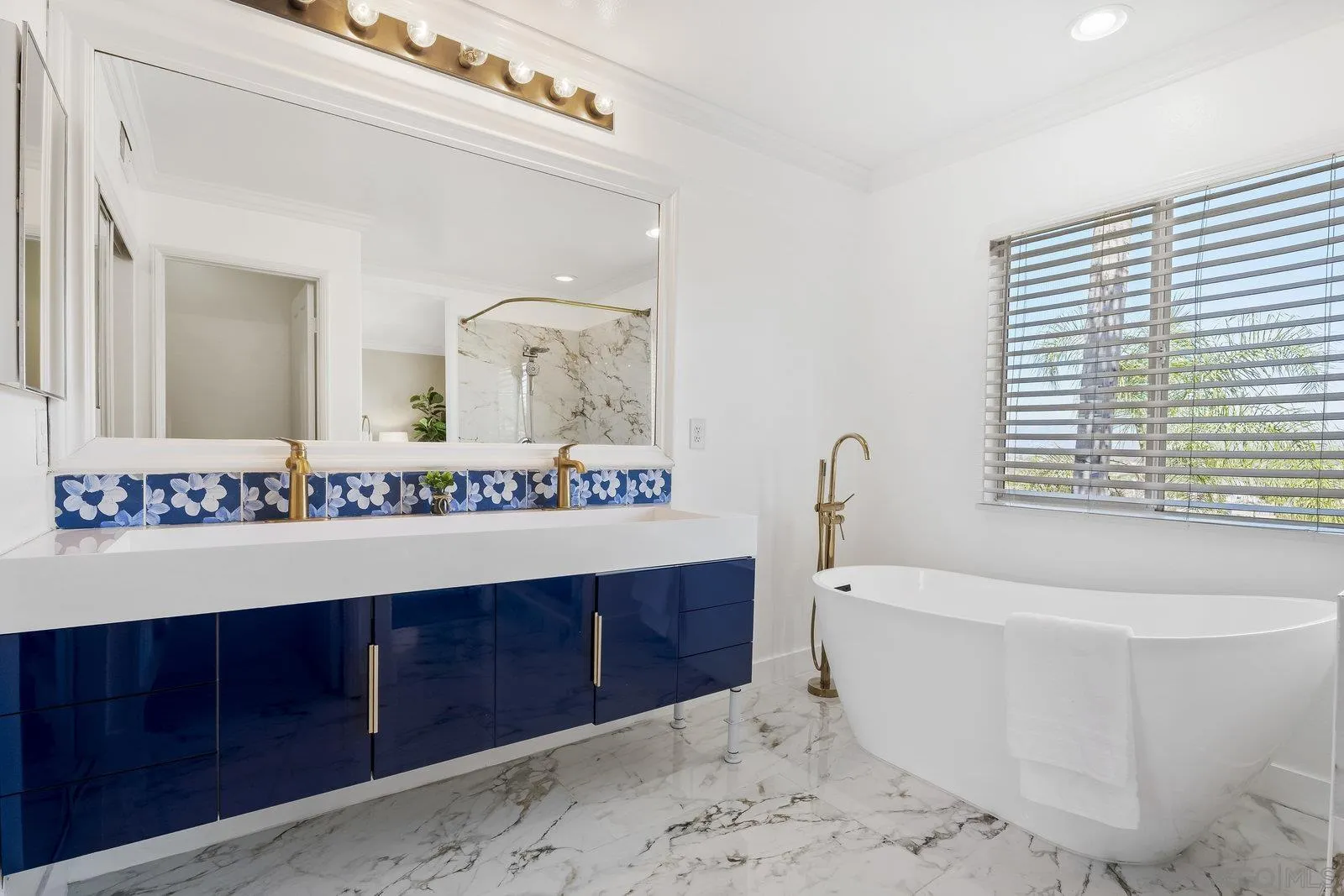 11542 Village Ridge Road San Diego, CA 92131 - Photo 26 of 42 a bathroom with a bathtub sink and mirror