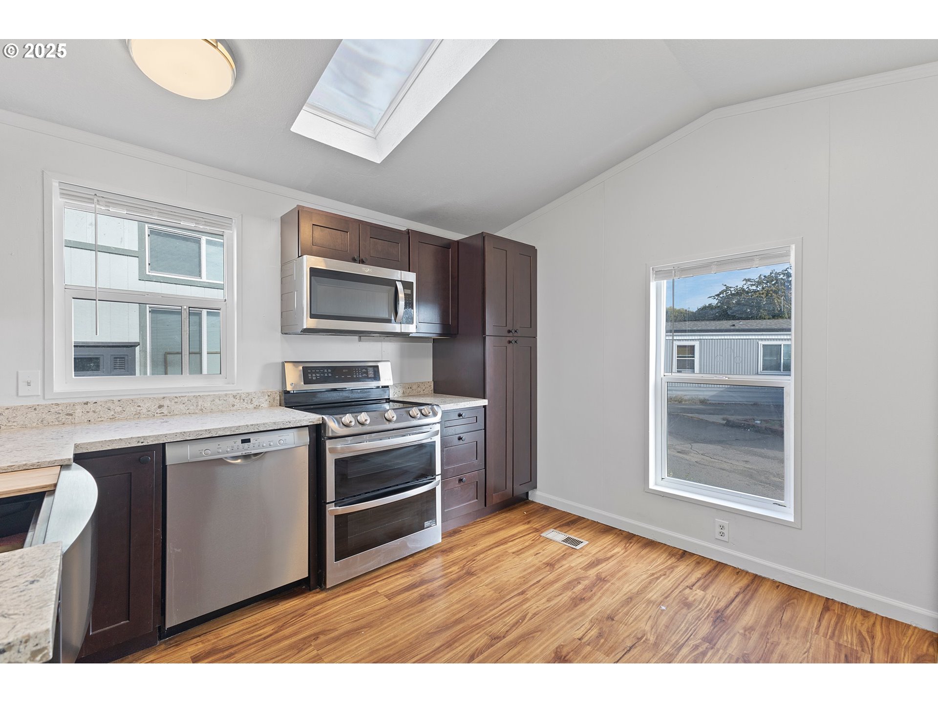 535 Southwest Maple Street, Unit 2 Hillsboro, OR 97123 - Photo 6 of 17