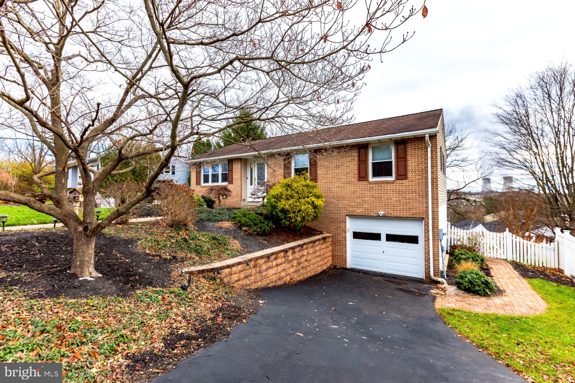 438 Loop Road Pottstown, PA 19464 - Photo 3 of 37