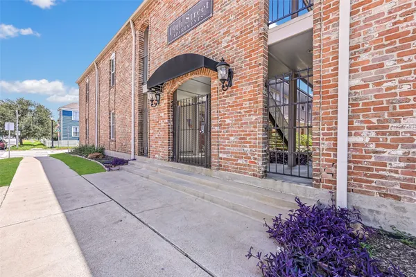 $1,200 | 600 19th Street, Unit 11, Galveston, TX 77550