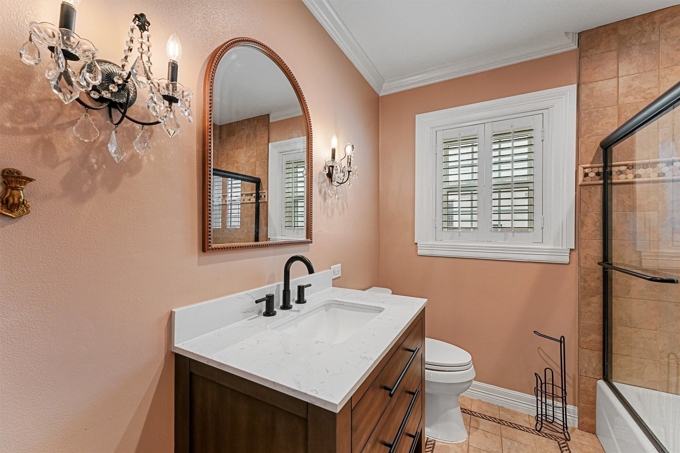 6645 Fairfield Street Houston, TX 77023 - Photo 13 of 28 a bathroom with a toilet a sink a mirror and vanity