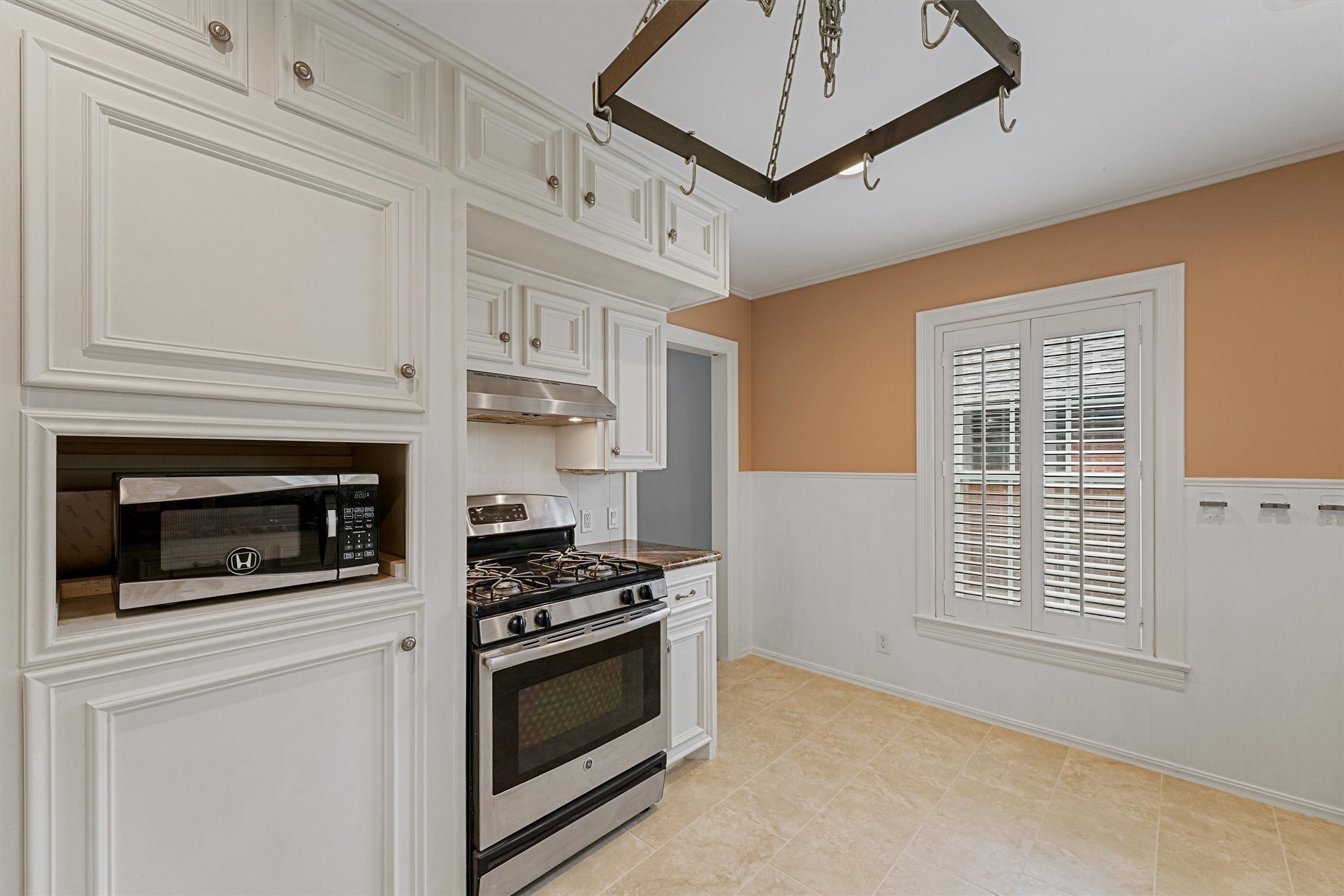 6645 Fairfield Street Houston, TX 77023 - Photo 18 of 28 a kitchen with stainless steel appliances white cabinets and a stove