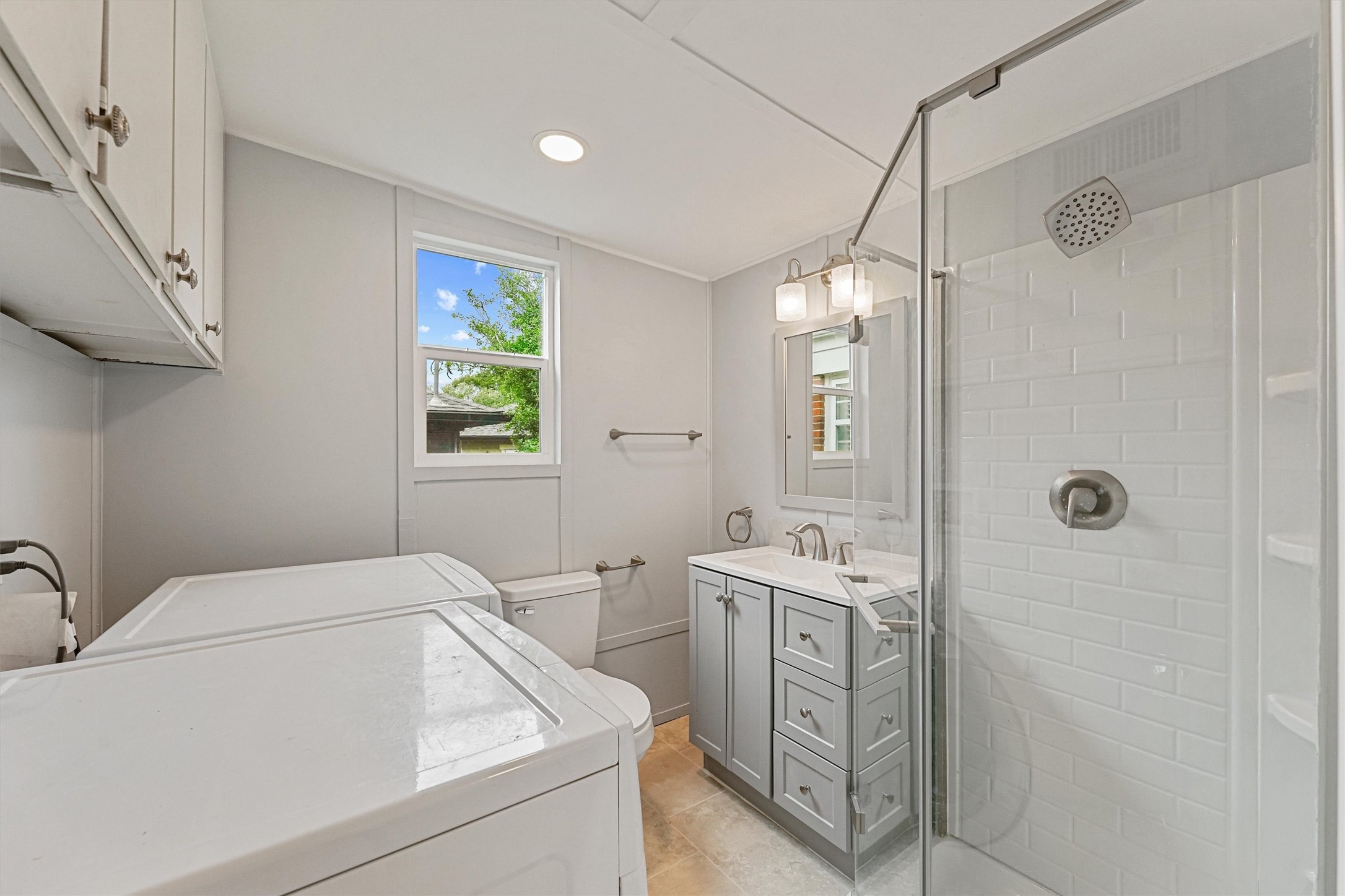 6645 Fairfield Street Houston, TX 77023 - Photo 20 of 28 a bathroom with a sink a toilet and shower