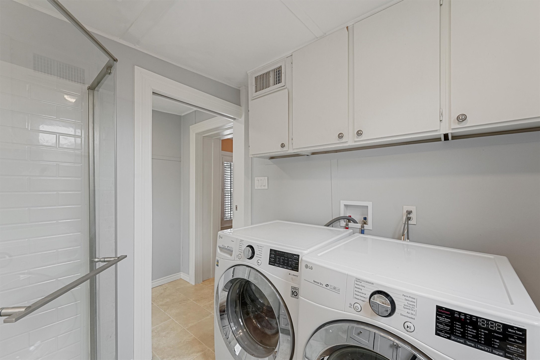 6645 Fairfield Street Houston, TX 77023 - Photo 21 of 28 a utility room with dryer and washer
