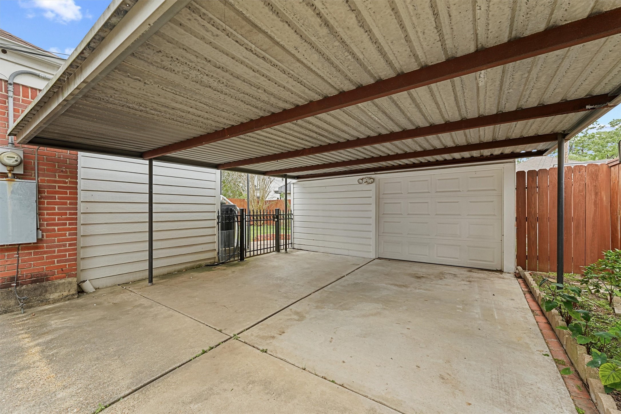 6645 Fairfield Street Houston, TX 77023 - Photo 25 of 28 a view of garage