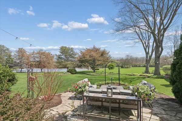 $900,000 | 842 Furlong Drive, Libertyville, IL 60048
