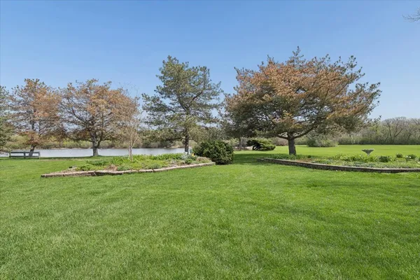 $900,000 | 842 Furlong Drive, Libertyville, IL 60048