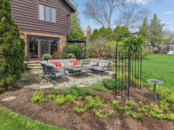 $900,000 | 842 Furlong Drive, Libertyville, IL 60048