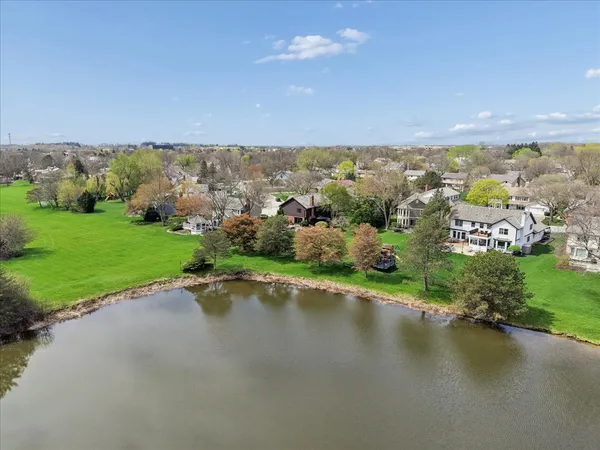 $900,000 | 842 Furlong Drive, Libertyville, IL 60048