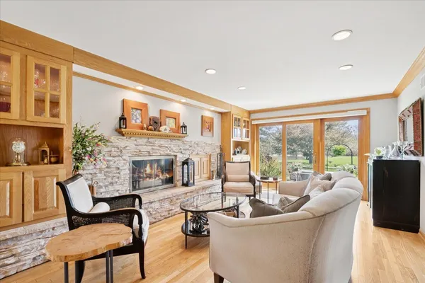 $900,000 | 842 Furlong Drive, Libertyville, IL 60048