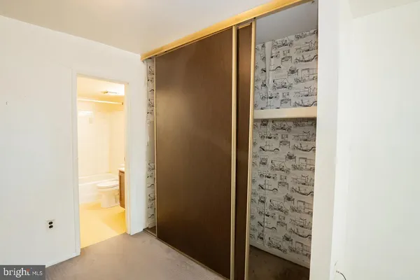 a view of entryway with window