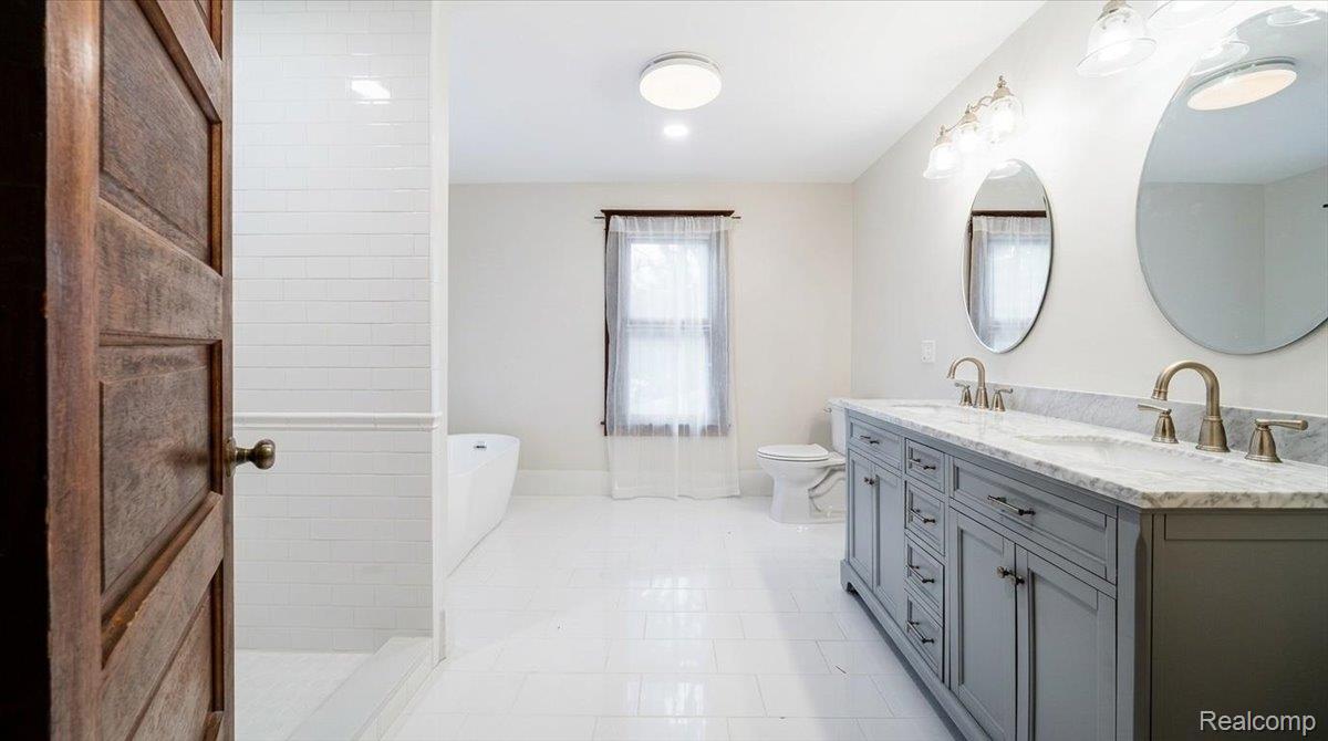 438 North Bailey Street Romeo, MI 48065 - Photo 13 of 32 13-2nd Floor Master Bath.jpg