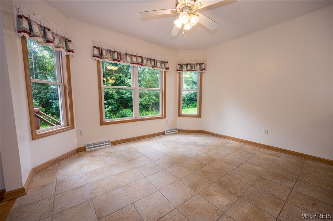 5 Alexander Parkway Pendleton, NY 14120 - Photo 11 of 49 Morning room/eat in kitchen