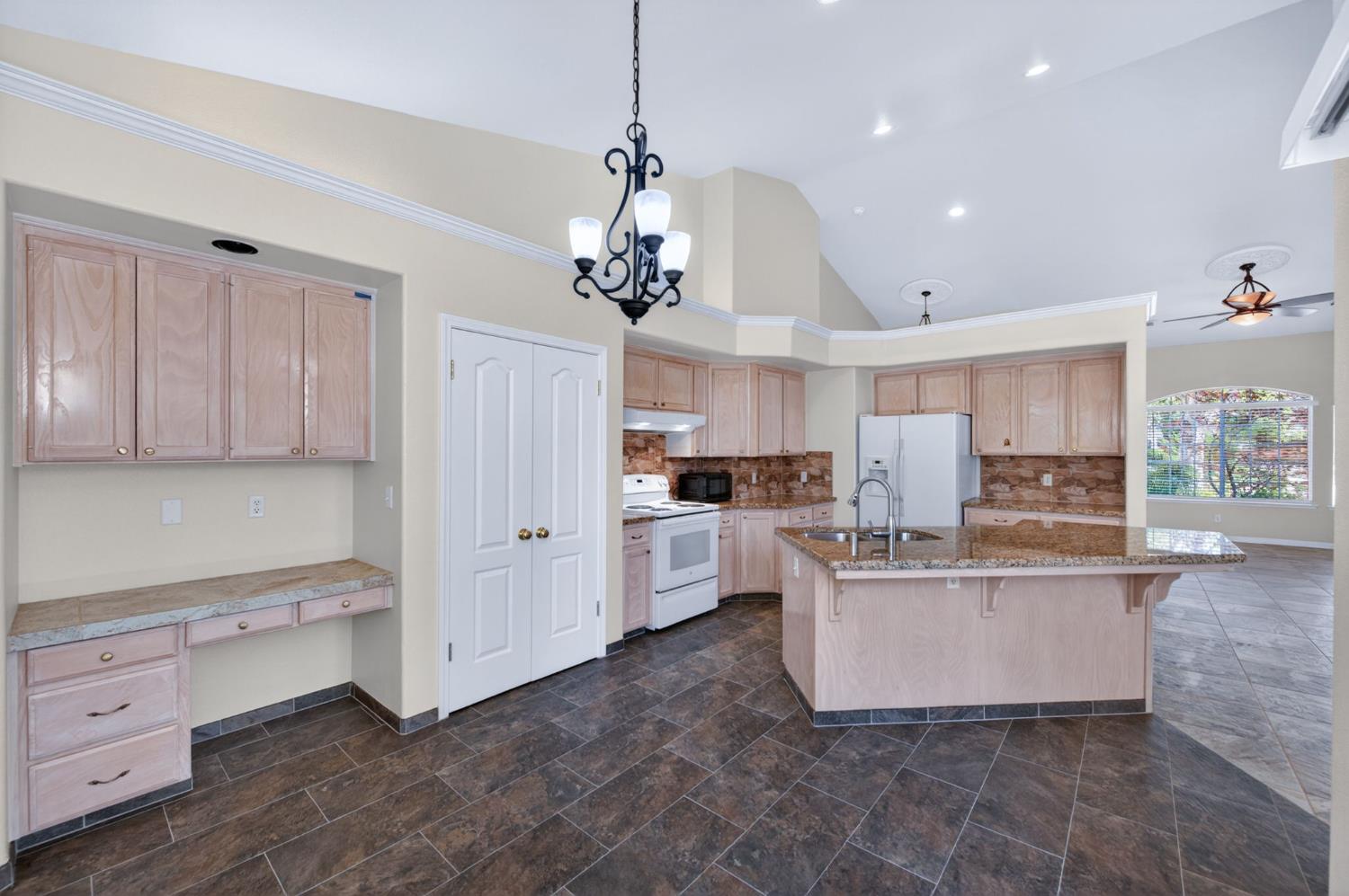794 Applegate Avenue Clovis, CA 93611 - Photo 7 of 28