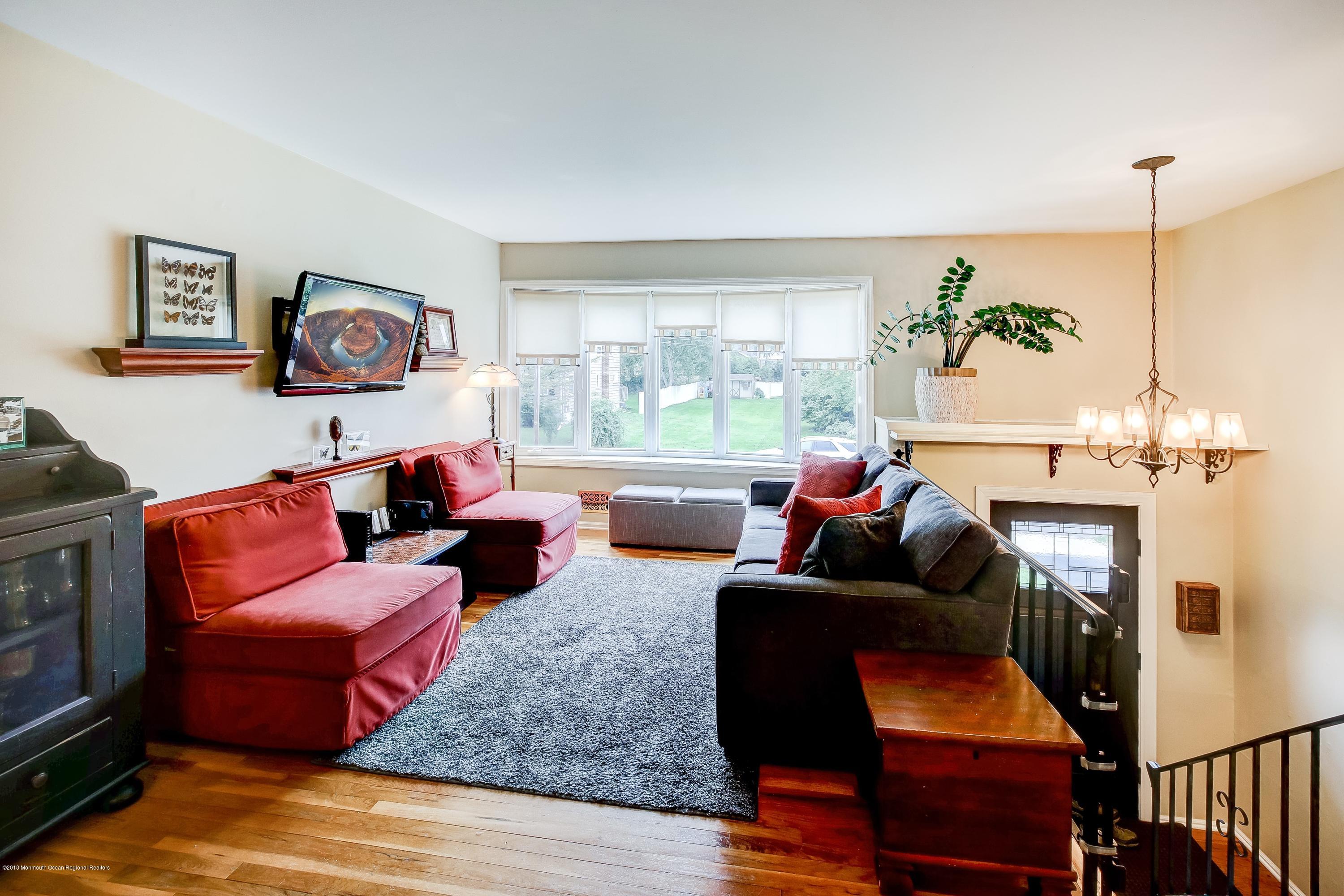 7 Hendrickson Place Fair Haven, NJ 07704 - Photo 3 of 26 LIVING ROOM