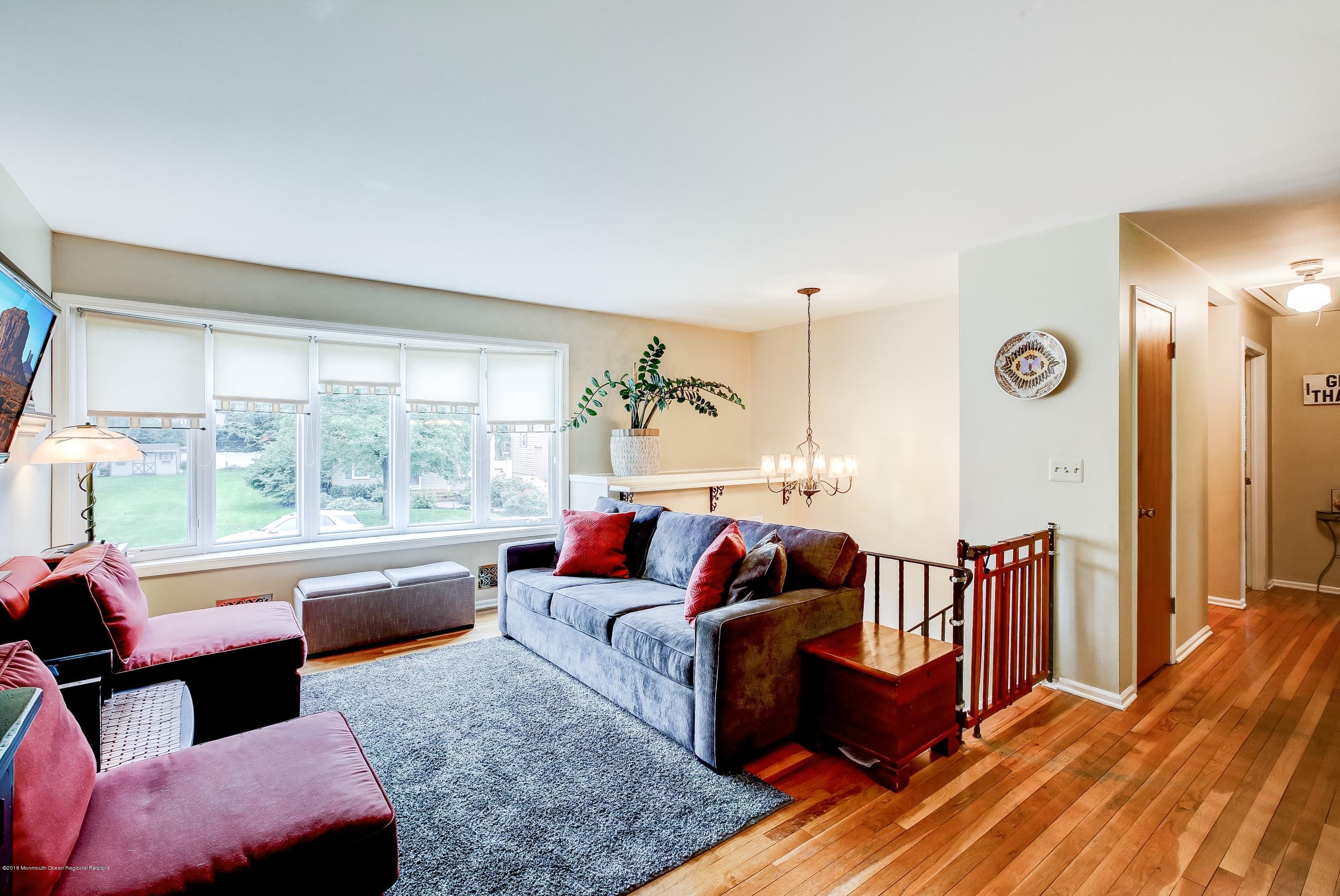 7 Hendrickson Place Fair Haven, NJ 07704 - Photo 4 of 26 LIVING ROOM