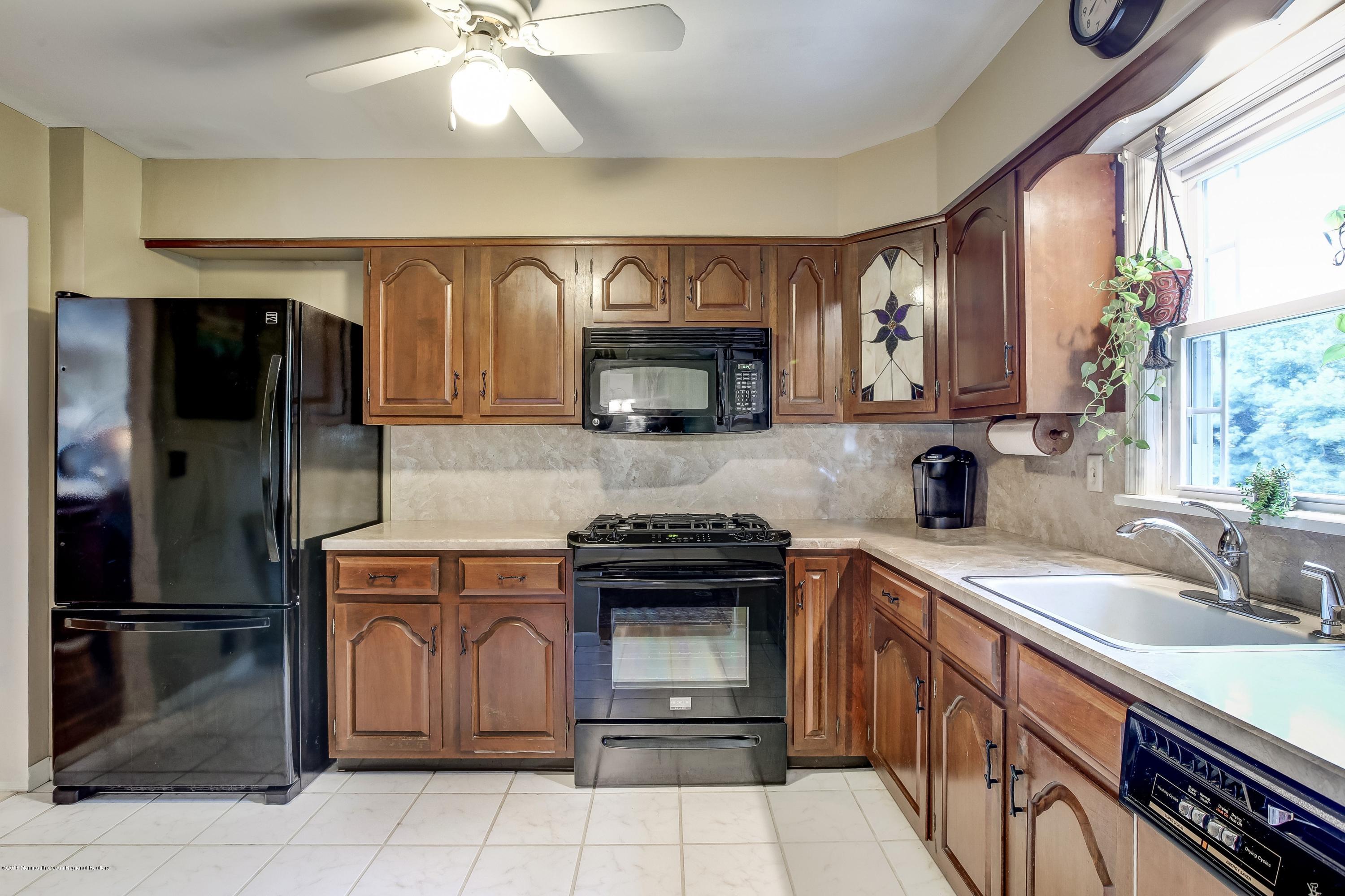 7 Hendrickson Place Fair Haven, NJ 07704 - Photo 8 of 26 KITCHEN
