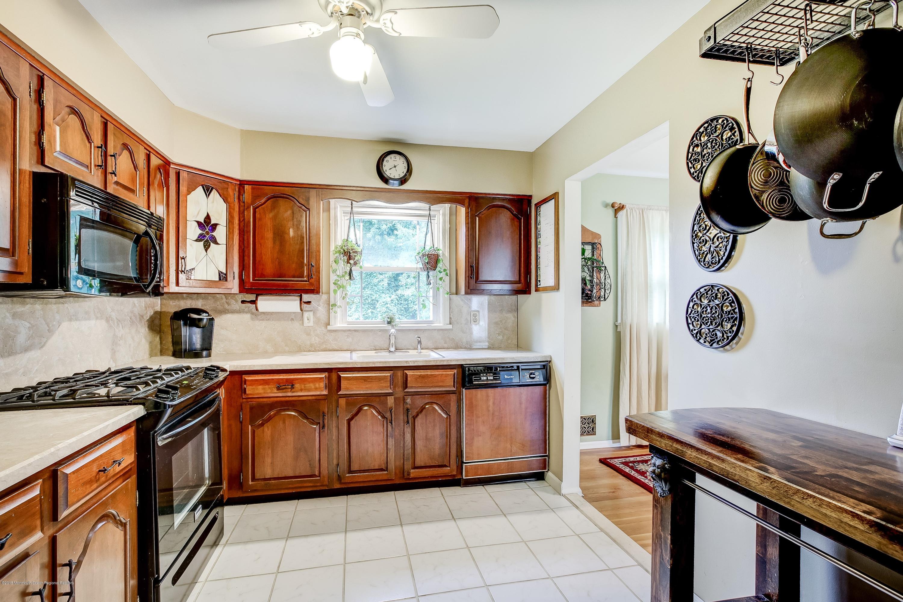 7 Hendrickson Place Fair Haven, NJ 07704 - Photo 9 of 26 KITCHEN