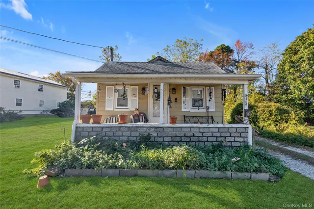 $499,000 | 166-170 Woodrow Parkway, West Babylon, NY 11704