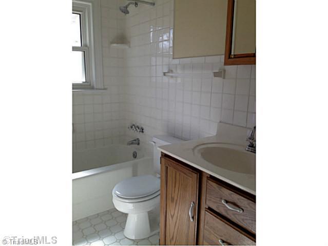 2205 Lane Road Greensboro, NC 27408 - Photo 10 of 16 Bath.