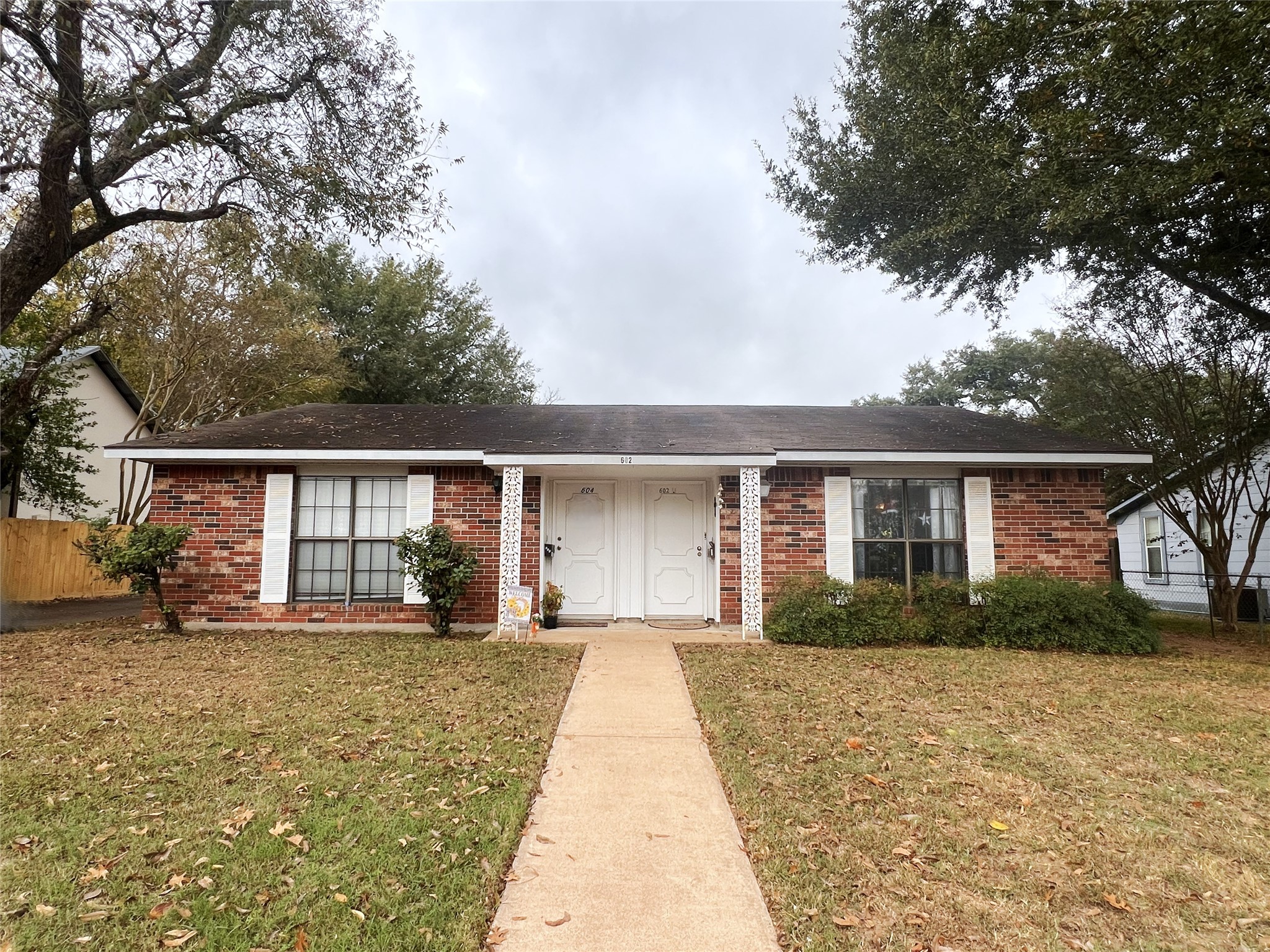 602 South Jackson Street Brenham, TX 77833 - Photo 3 of 12 front view of a house with a yard