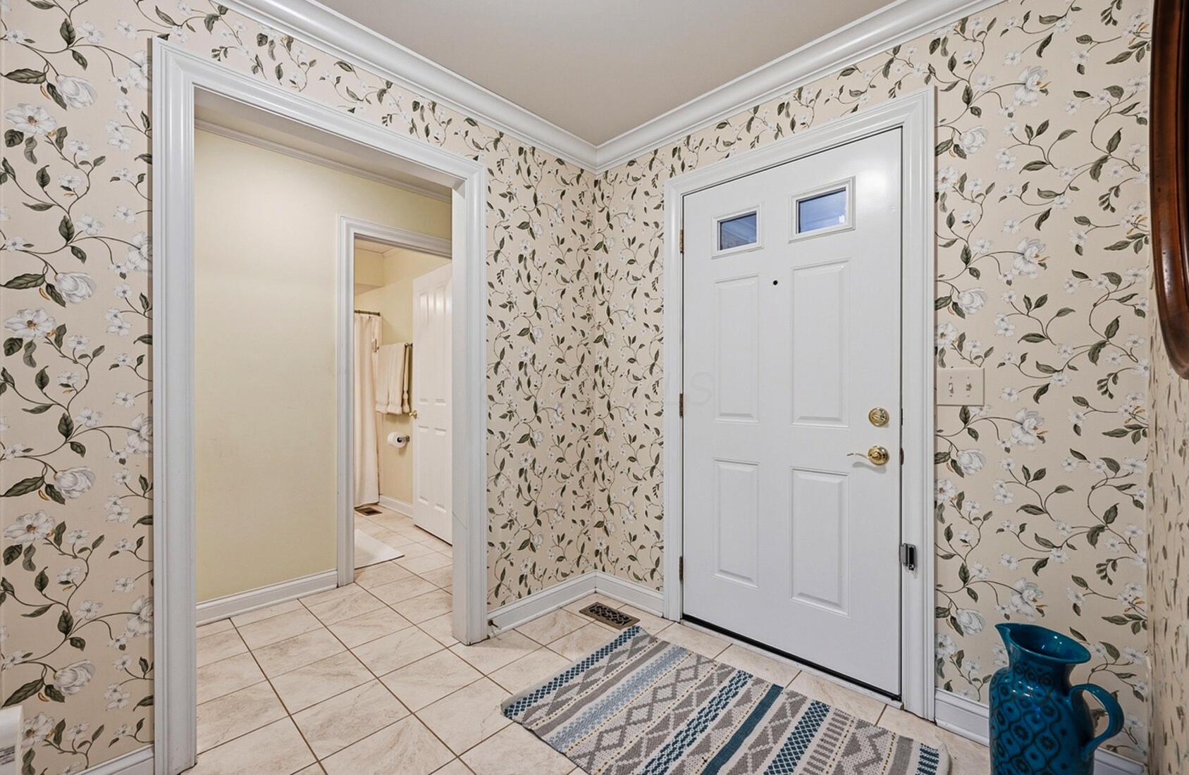 5753 Newgate Road Dublin, OH 43017 - Photo 4 of 46 Foyer