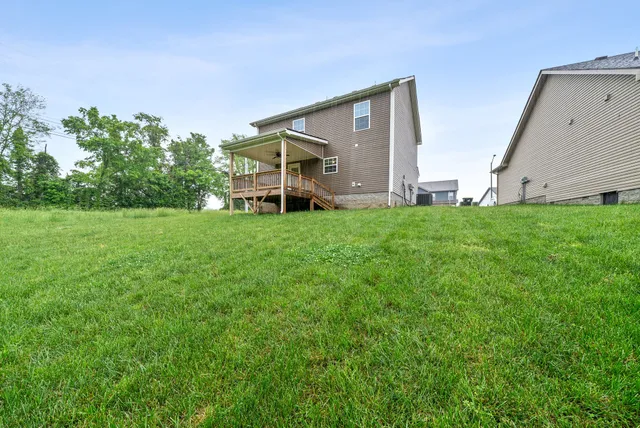 a view of a house with backyard