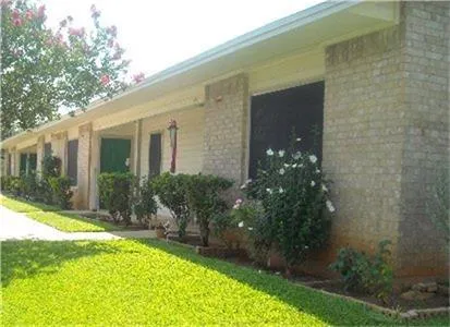 $705 | 500 Cross Creek, Dilley, TX 78017