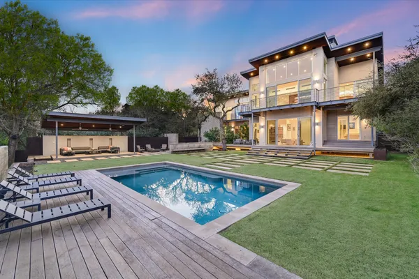 a view of a back yard of the house